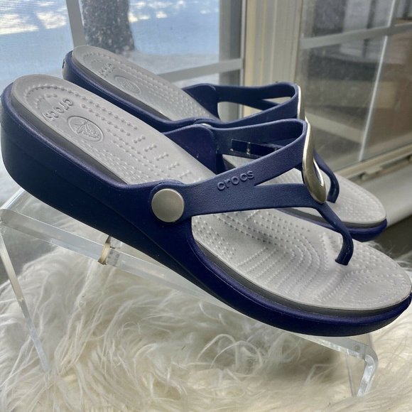 Crocs Sanrah Circle Wedge Blue Thong Sandal 8 - Picture 2 of 5